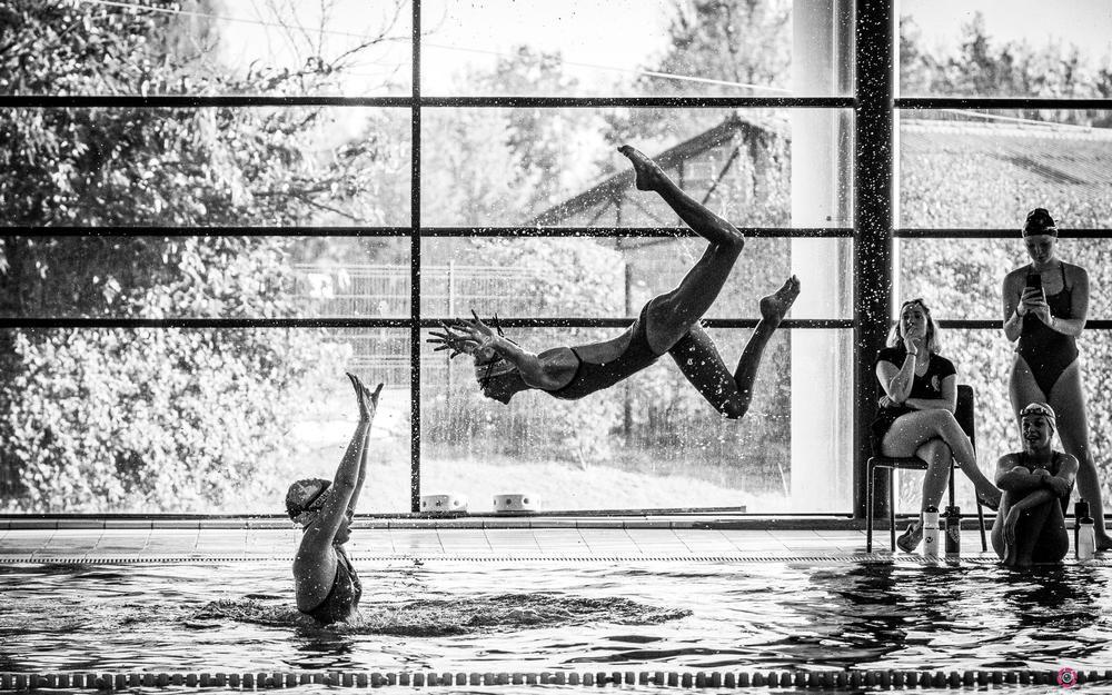 la-photographe-albane-fige-le-mouvement-des-nageuses-et-de-leau-a-nautilis